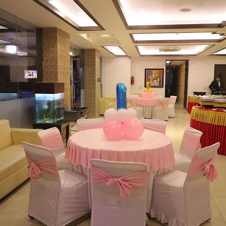 Genx Le Crescent Ghaziabad Hotell Exteriör bild
