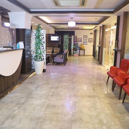 Genx Le Crescent Ghaziabad Hotell Exteriör bild