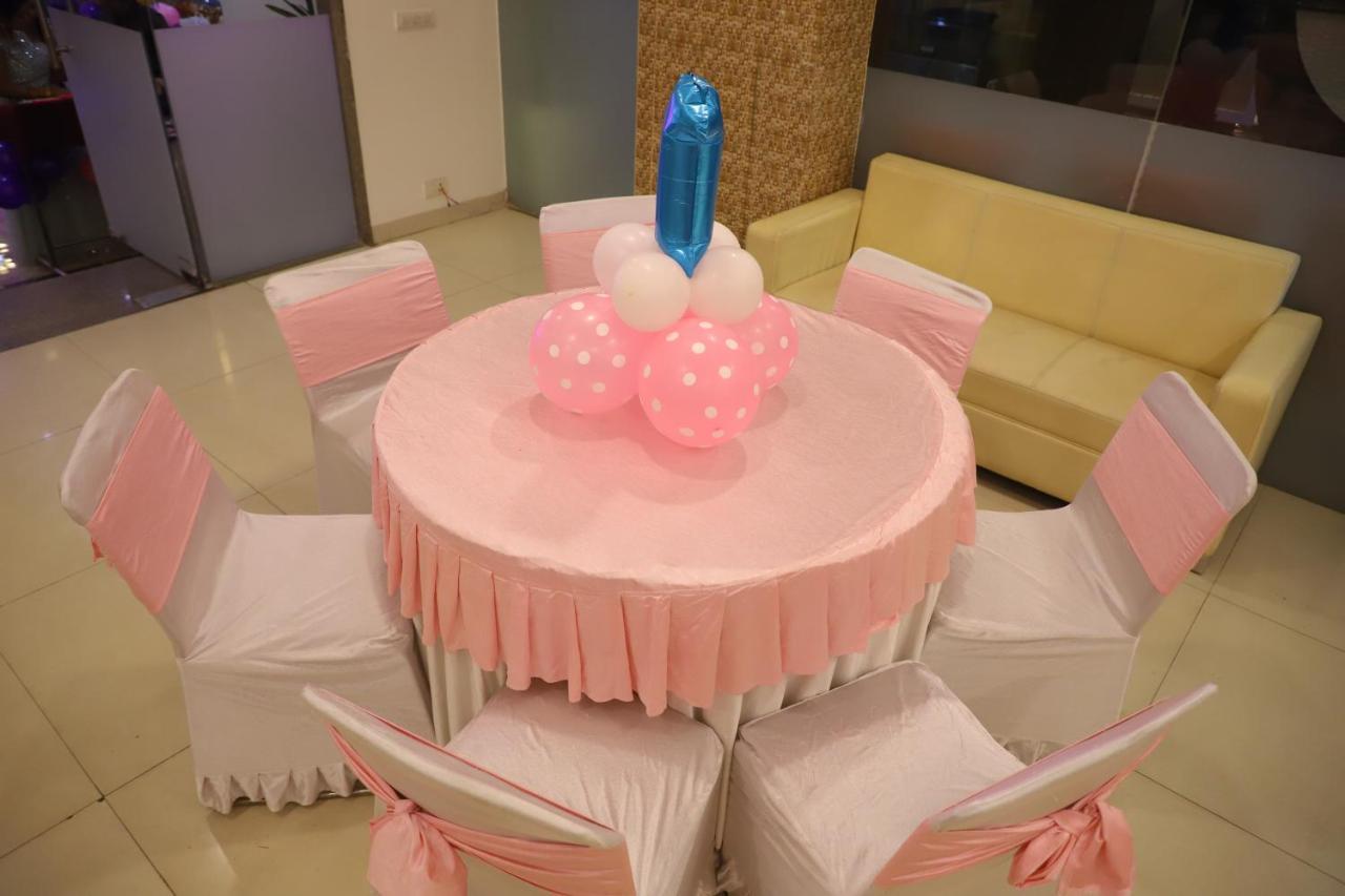 Genx Le Crescent Ghaziabad Hotell Exteriör bild
