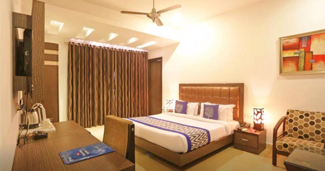 Genx Le Crescent Ghaziabad Hotell Exteriör bild