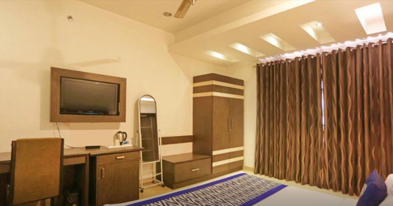 Genx Le Crescent Ghaziabad Hotell Exteriör bild