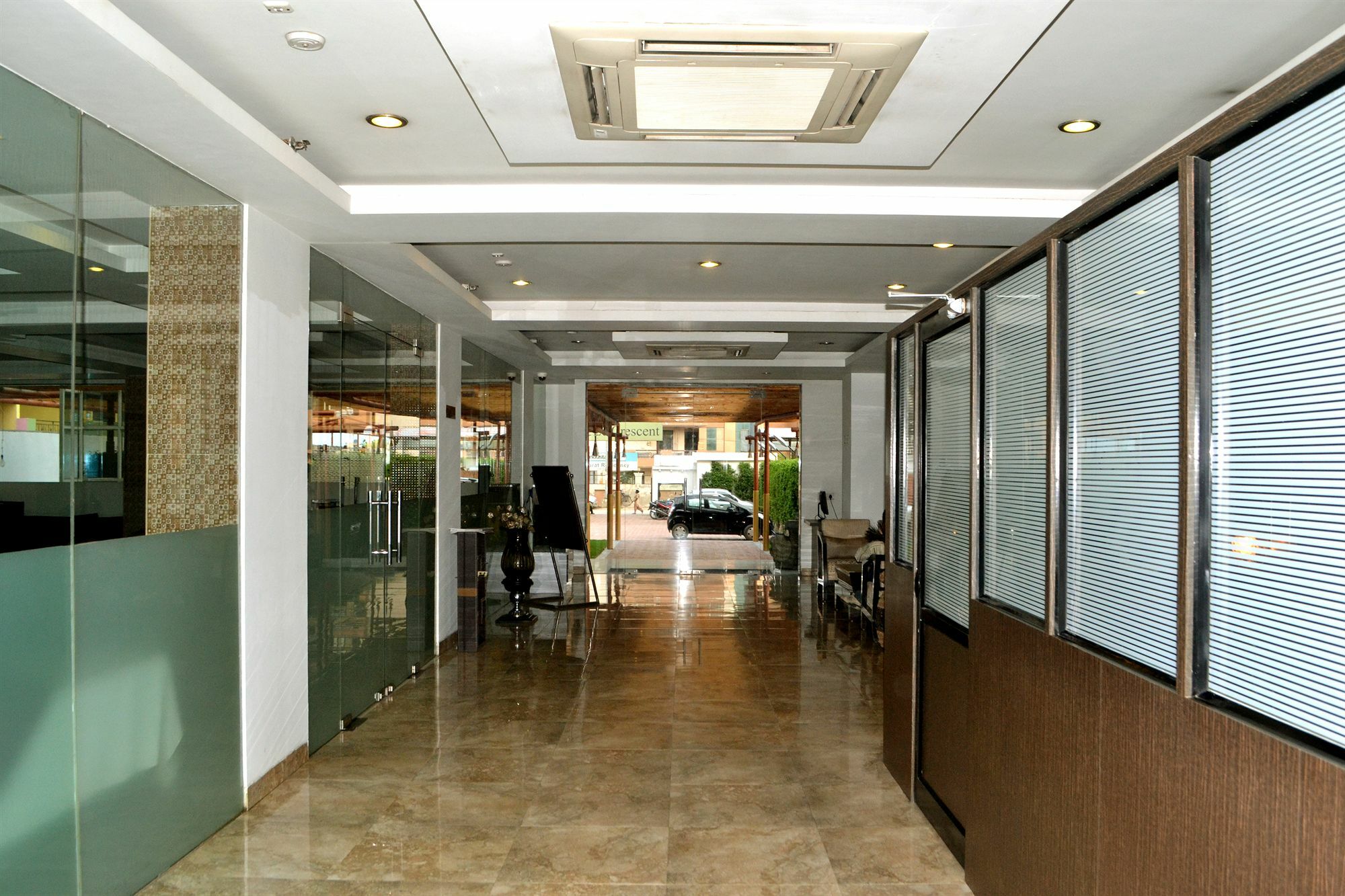 Genx Le Crescent Ghaziabad Hotell Exteriör bild